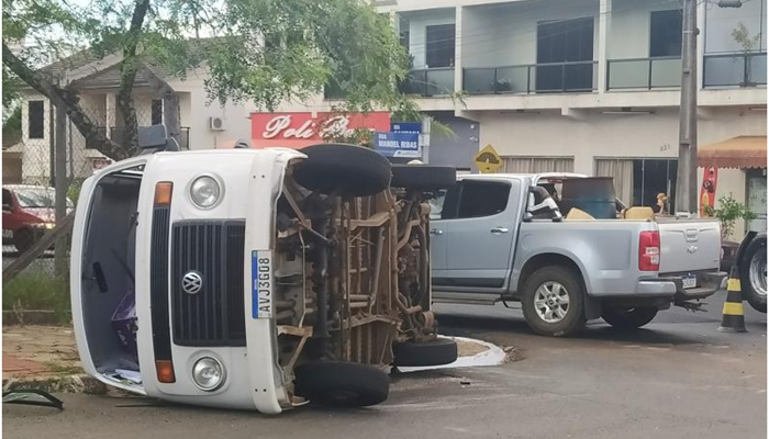 Laranjeiras – Kombi tomba na Avenida Santana após bater em S10